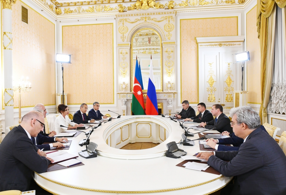 Vizepräsidentin Mehriban Aliyeva trifft sich mit Russlands Regierungschef Dmitrij Medwedew VIDEO