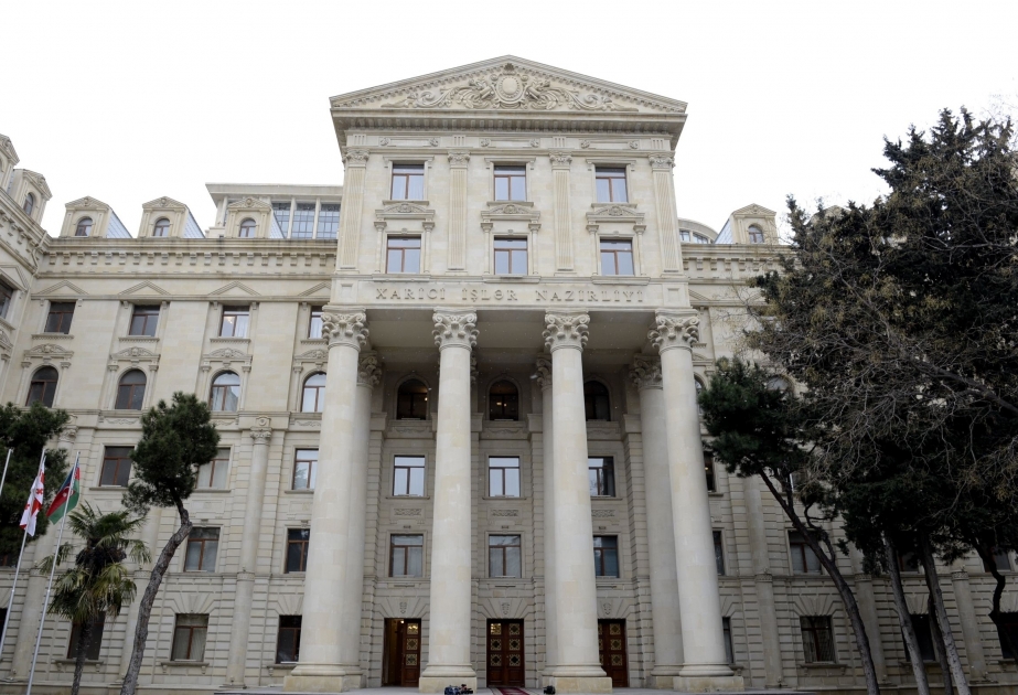 MAE de Azerbaiyán: “Intento de Nikol Pashinyán en Milán para engañar a su propia población”