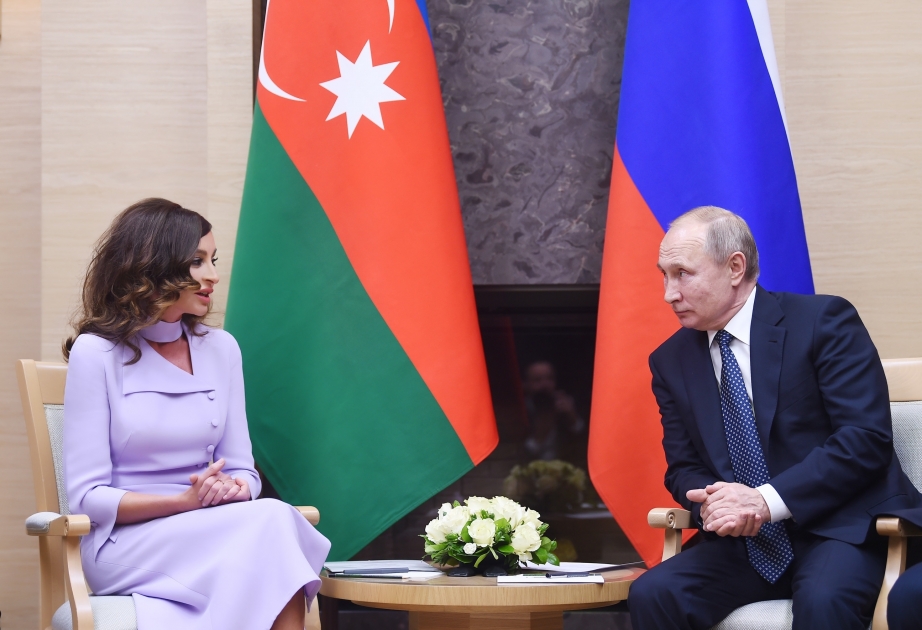 Erste Vizepräsidentin Mehriban Aliyeva trifft sich mit Russlands Präsident Wladimir Putin VIDEO