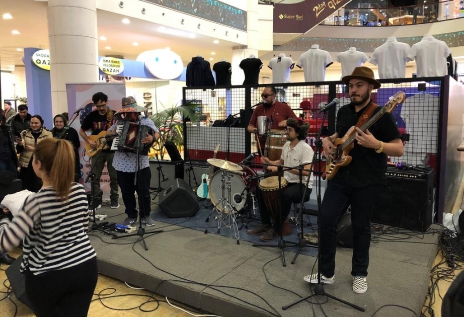 Grupo de fusión afrolatino "Buyepongo" realiza una gira por Azerbaiyán
