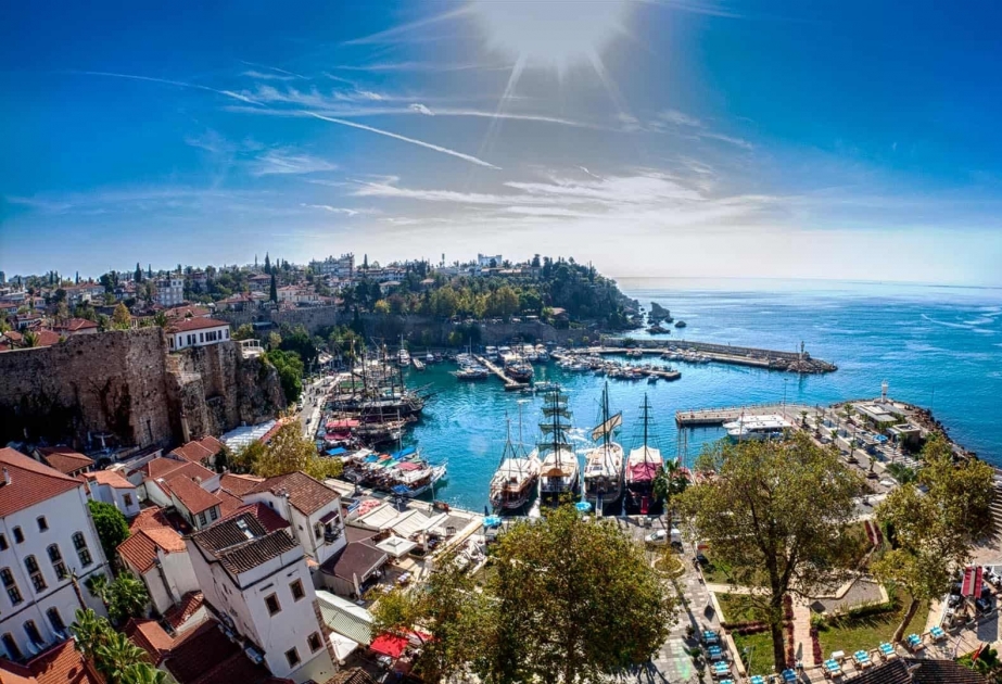 Türkiyənin Antalya şəhərini bu il rekord sayda turist ziyarət edib