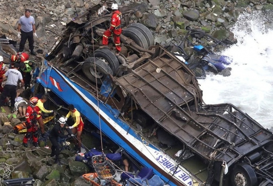 Al menos 6 personas murieron al caer un autobús en un barranco en Perú