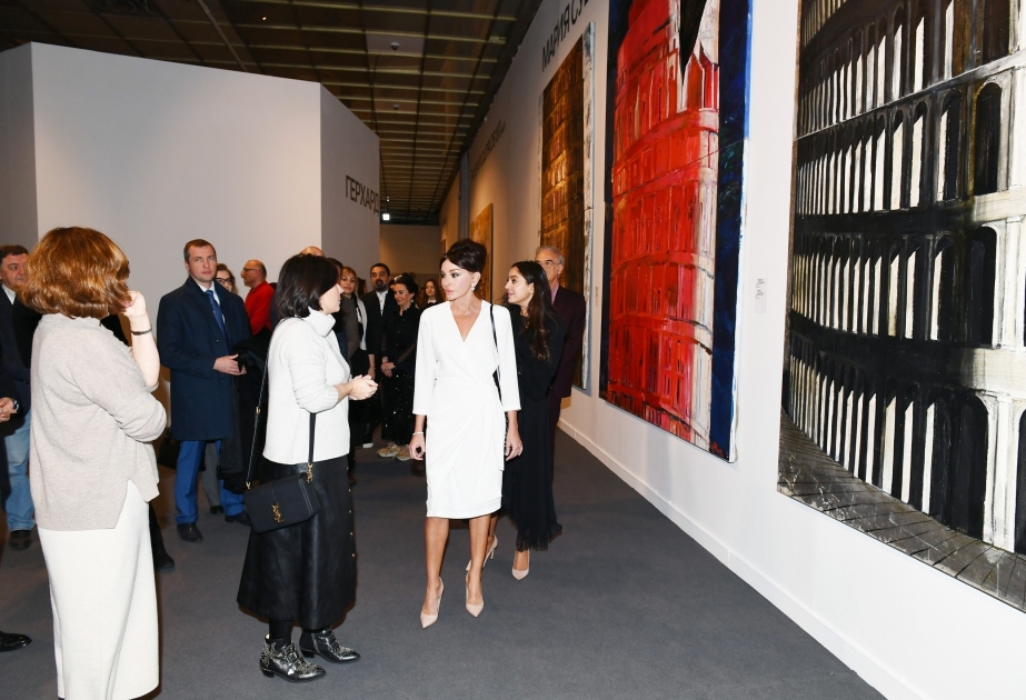 Mehriban Aliyeva visitó la 8ª Bienal de Arte Contemporáneo de Moscú