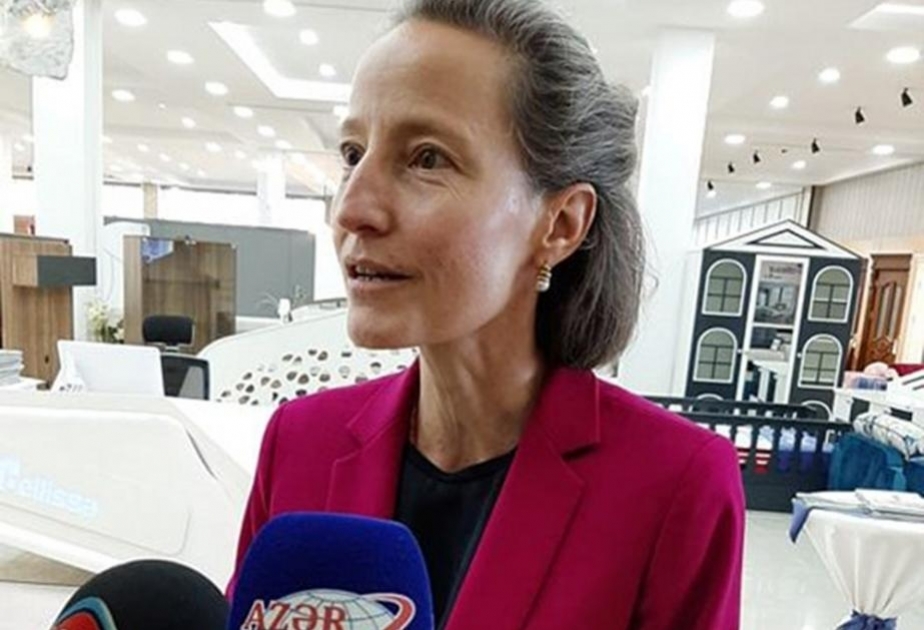 La embajadora suiza visita la Escuela Superior de Petróleo de Bakú