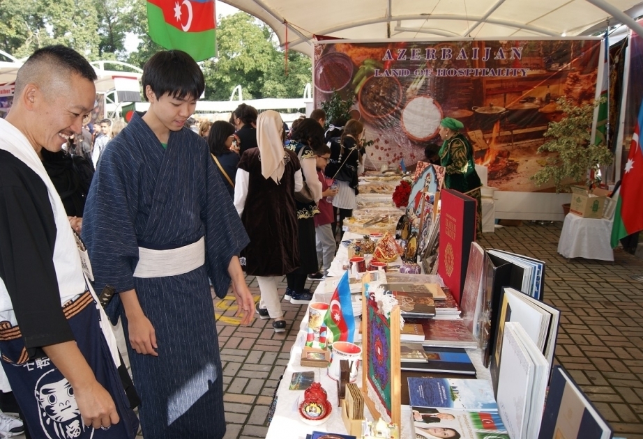 مشاركتة سفارة أذربيجان في باكستان في البزار الخيري التقليدي في إسلام أباد
