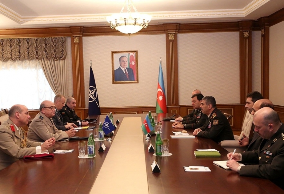 Ministro de Defensa de Azerbaiyán se reúne con el presidente del Comité Militar de la OTAN