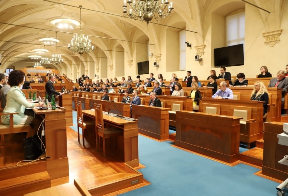 Un juge azerbaïdjanais fait une intervention au parlement tchèque