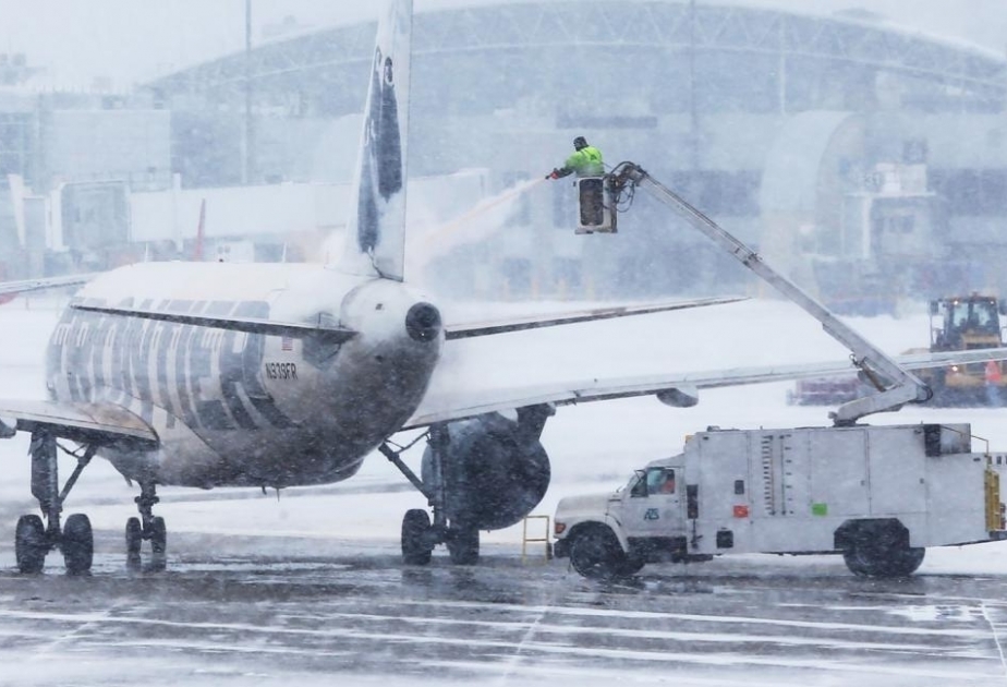 Snow cancels hundreds of U.S. flights, delays thousands