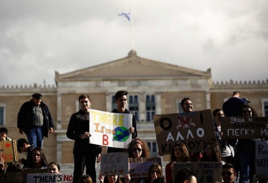 Yunanıstan parlamentinin önündə iqlim dəyişməsi ilə əlaqədar mitinq keçirilib