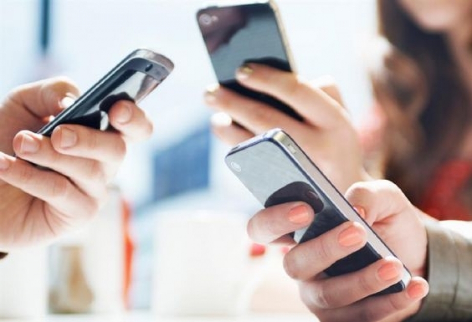 Ученые: четверть подростков страдает опасной зависимостью от смартфона