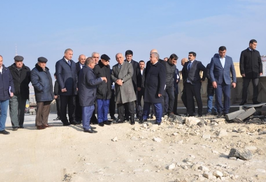مسؤولون يتفقدون الأراضي المتضررة بالانهيار الأرضي قرب مسجد بيبي هيبت