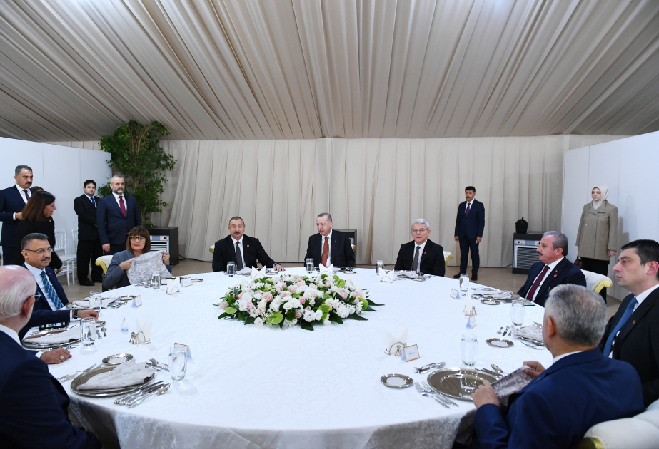TANAP-ın Avropa ilə birləşən hissəsinin açılış mərasiminin iştirakçılarının şərəfinə ziyafət verilib  Prezident İlham Əliyev ziyafətdə iştirak edib VİDEO