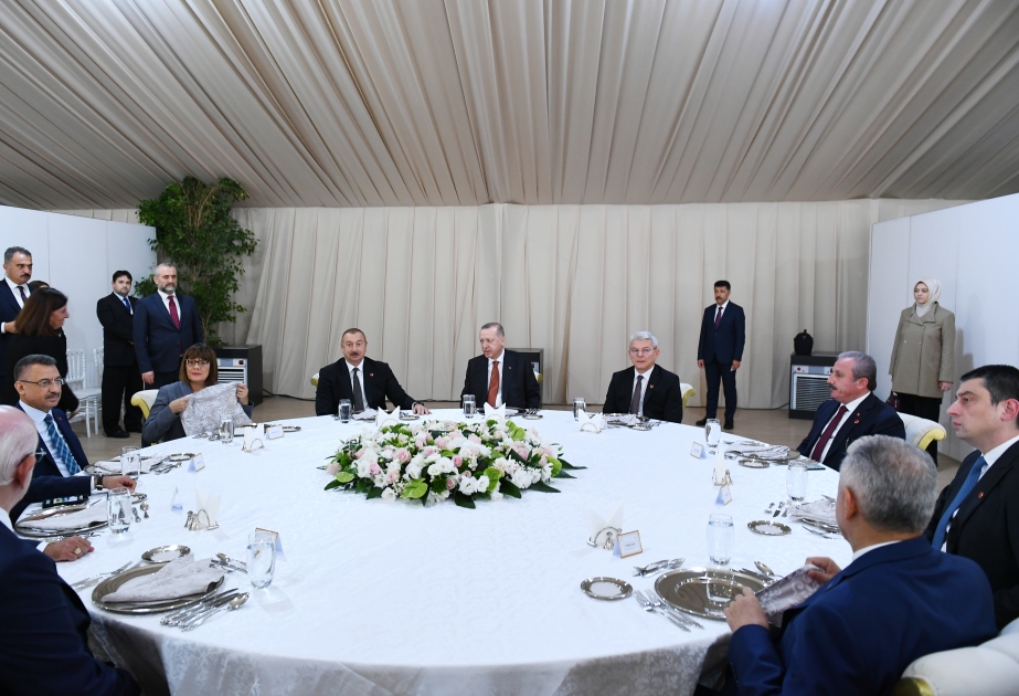 Gastmahl zu Ehren von Teilnehmern an Zeremonie zur Eröffnung des Abschnitts von TANAP-Projekt in Richtung Europa  Präsident Ilham Aliyev nimmt am Gastmahl teil