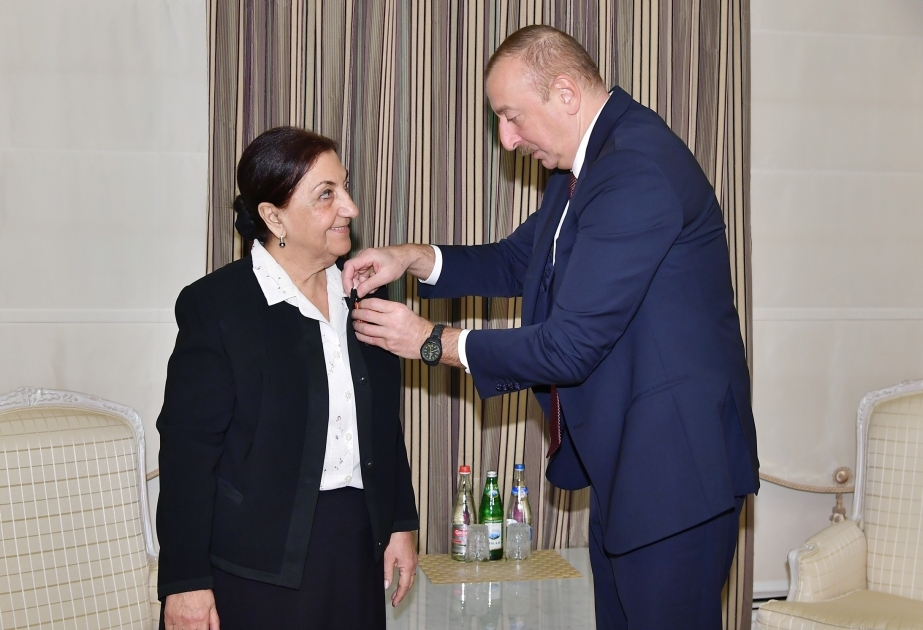 Ilham Aliyev entregó la Orden "Sharaf" a Dilara Seyidzade