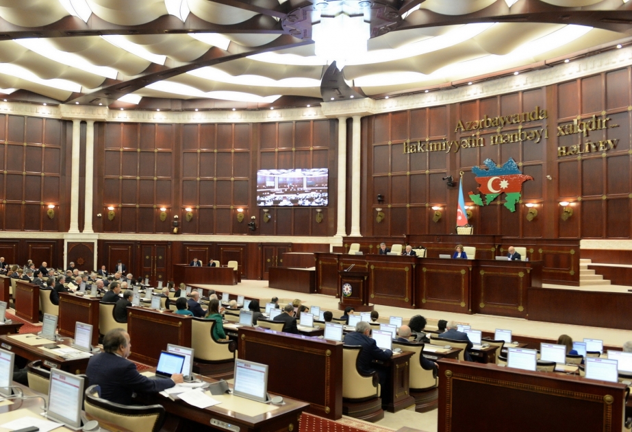 Проходит очередное пленарное заседание Милли Меджлиса
