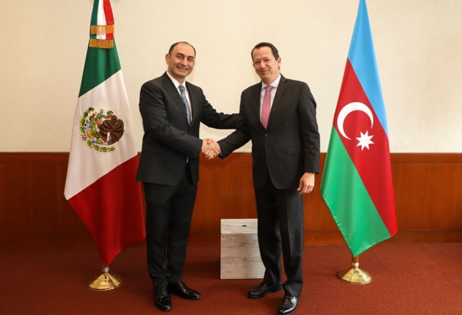 Presenta copias de estilo Embajador de Azerbaiyán en México