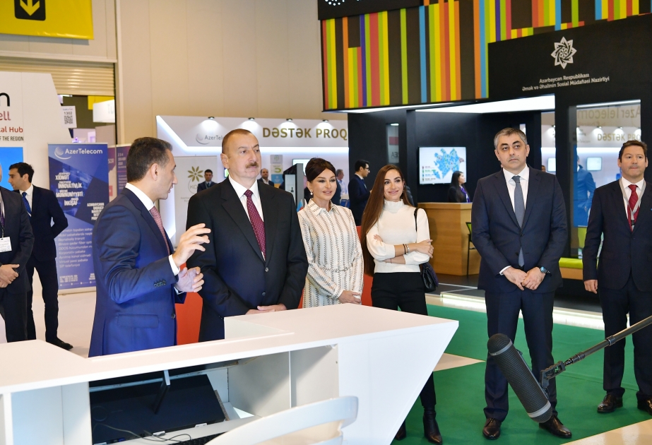 El Presidente de Azerbaiyán Ilham Aliyev se familiarizó con la exposición Bakutel-2019