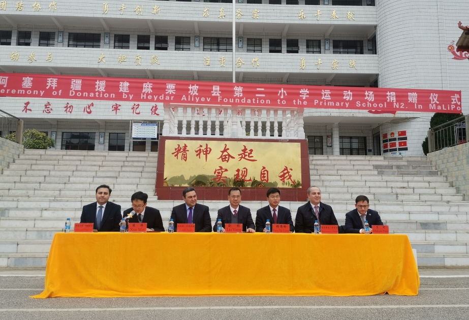 Mit Unterstützung von Heydar Aliyev Stiftung wird Sportplatz in China gründlich renoviert VIDEO