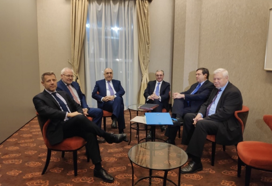 Azerbaijani, Armenian FMs meet in Bratislava