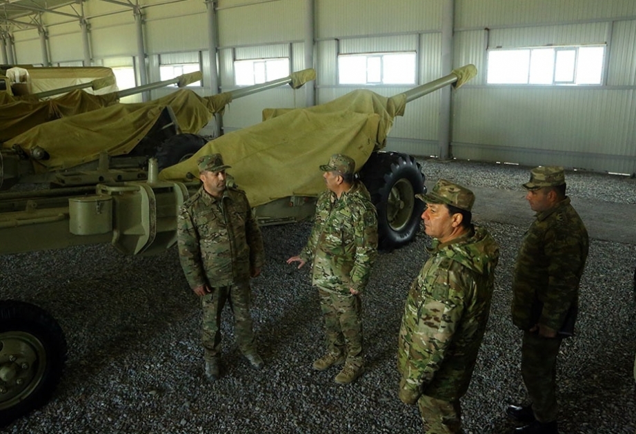 Müdafiə naziri cəbhəboyu zonada artilleriyaçıların döyüş hazırlığını yoxlayıb