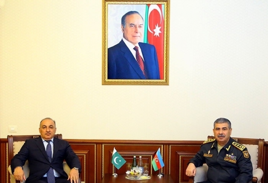 Ministro de Defensa de Azerbaiyán se reúne con el Embajador saliente de Pakistán