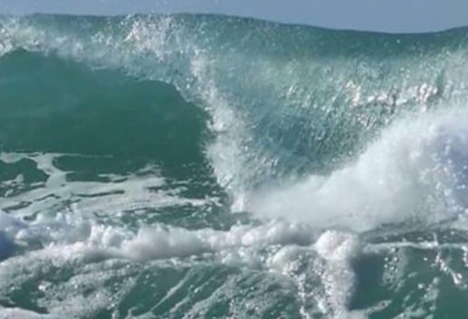 Высота волны в Каспийском море составила 5,2 метра