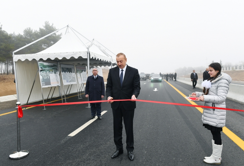 El Presidente Ilham Aliyev inaugura la carretera Bakú-Shamají-Yevlaj