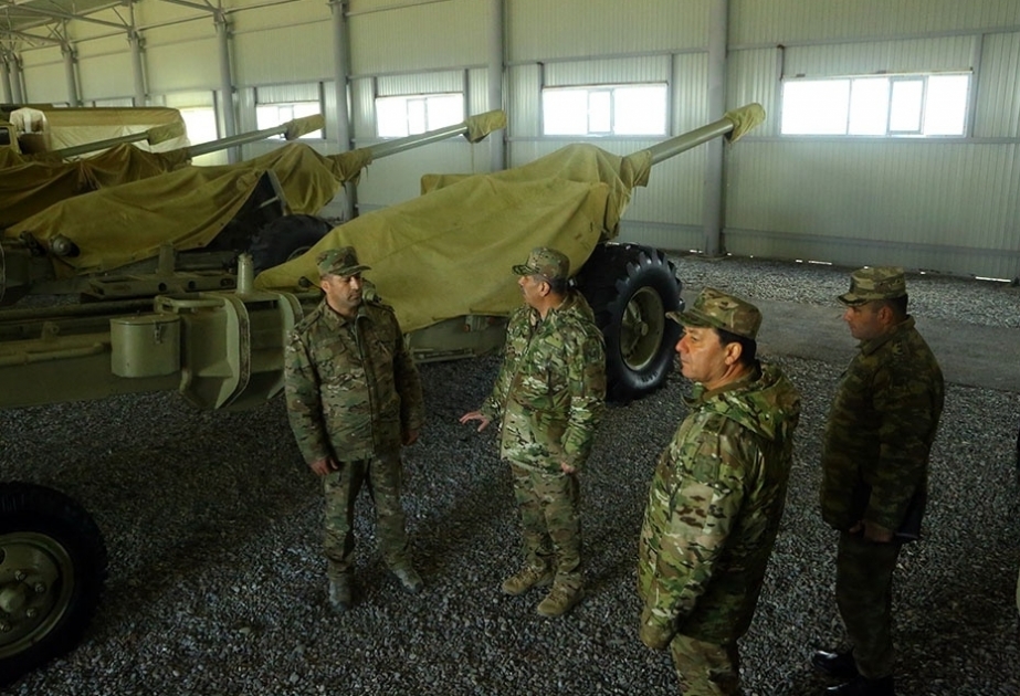 阿塞拜疆国防部长视察前线炮兵部队战备状态