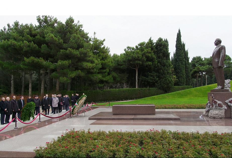 Представители межправительственной комиссии TRASEKA посетили могилу великого лидера Гейдара Алиева