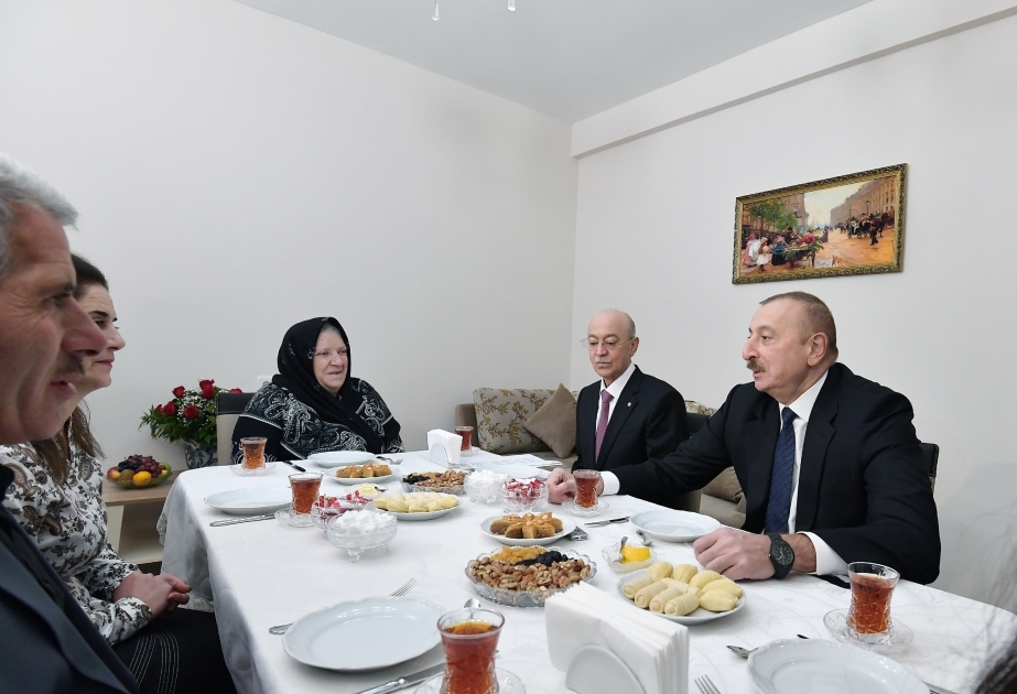 الرئيس إلهام علييف يتفقد الظروف المهيأة لدى مبنى مبني للعائلات المتضررة من الزلزال في شاماخي