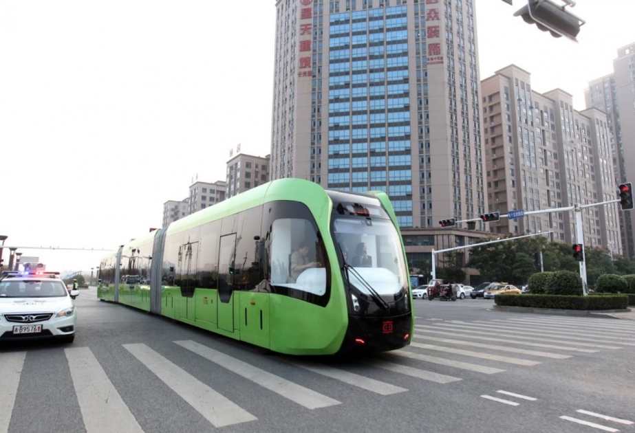 Dünyada ilk relssiz tramvay xətti Çində istifadəyə verilib VİDEO