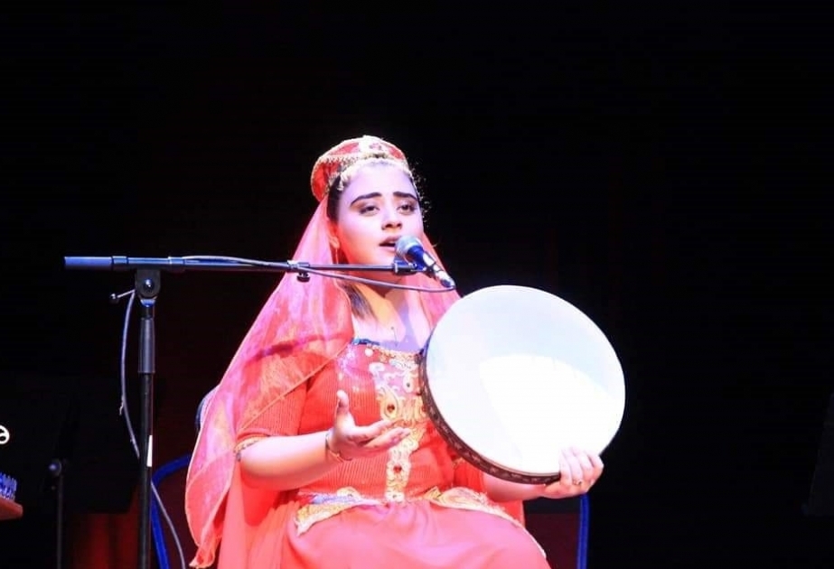 Une jeune chanteuse azerbaïdjanaise donne un concert à Al-Qods