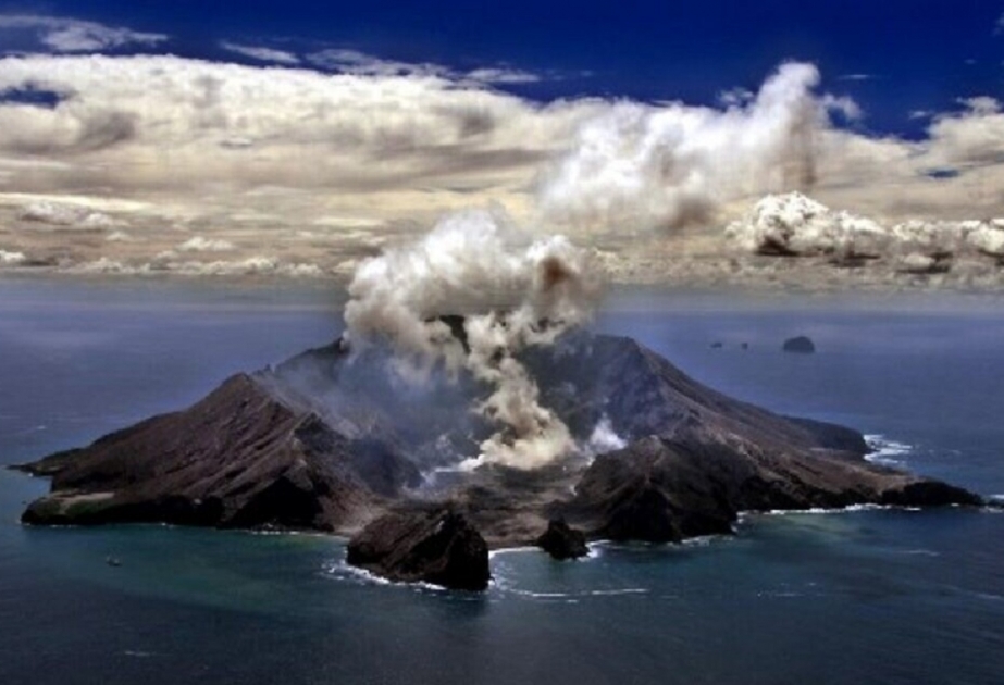 Yeni Zelandiyaya məxsus Ağ Adada yerləşən vulkan püskürüb