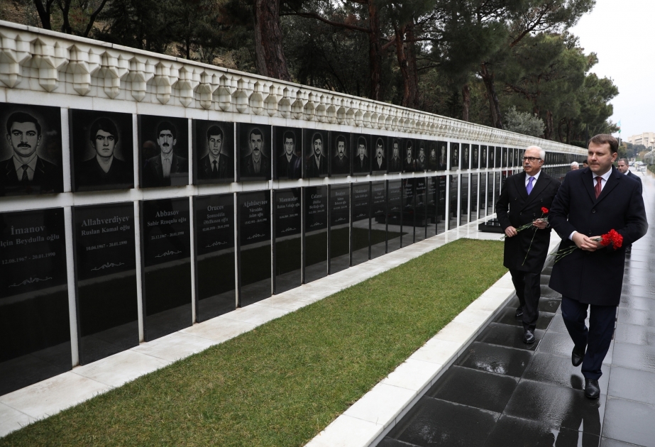 Russian minister of economic development pays respect to Azerbaijani martyrs