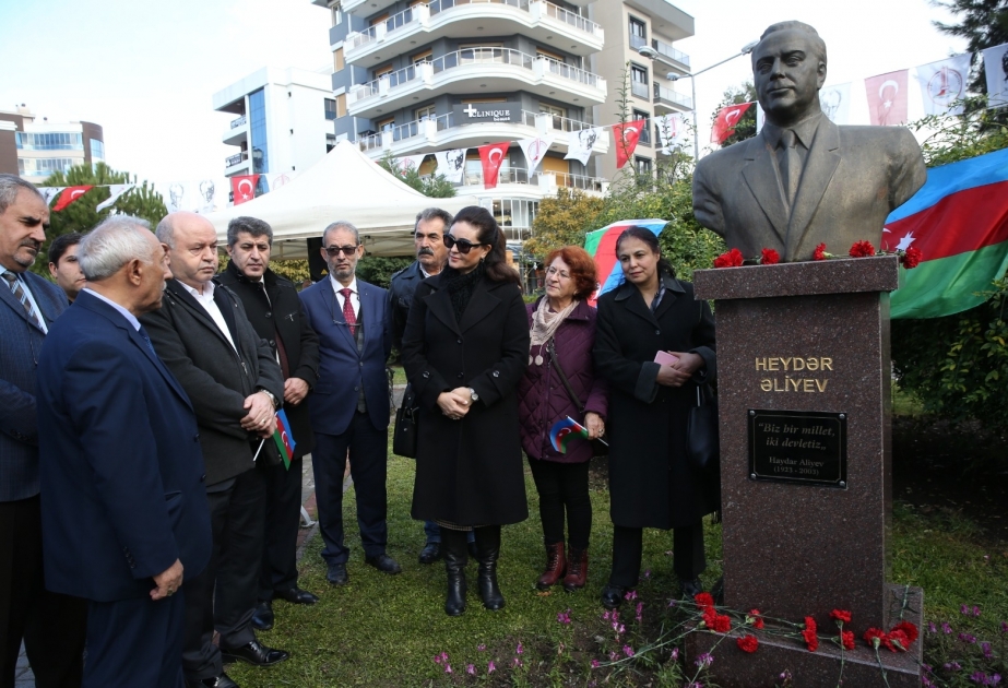 İzmirdə keçirilən anım tədbirində Ulu Öndərin Azərbaycan-Türkiyə əlaqələrinin inkişafındakı xidmətlərindən danışılıb