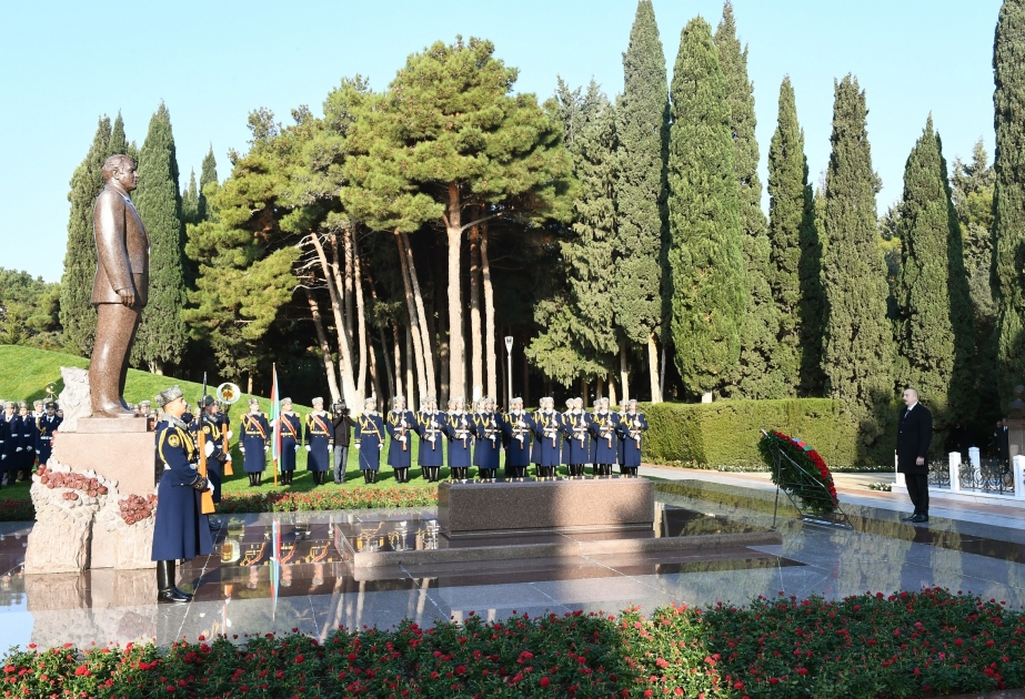 Le président de la République se recueille devant la tombe du leader national Heydar Aliyev VIDEO