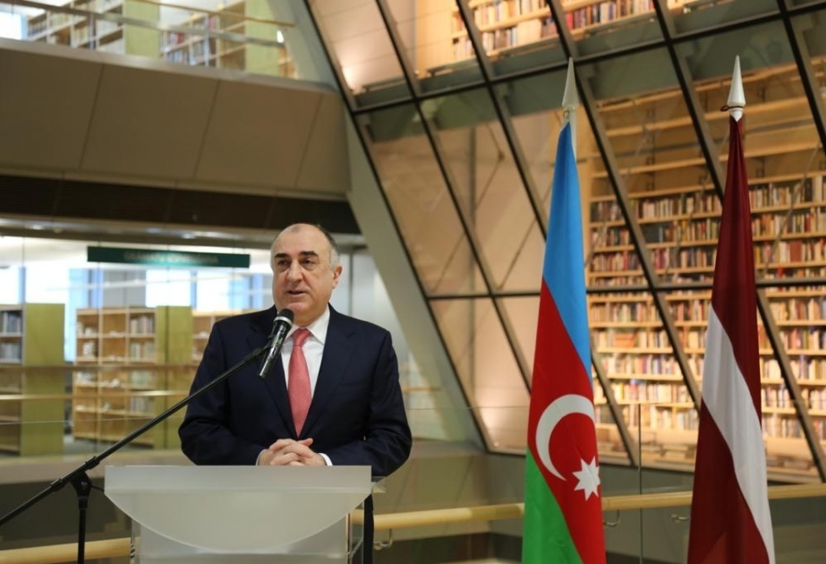 وزير الخارجية الاذربيجاني يزور المتكبة الوطنية اللاتفية