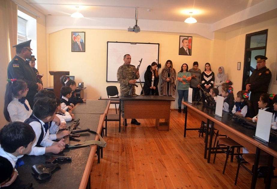 Məktəblilər Heydər Əliyev adına Azərbaycan Ali Hərbi Məktəbini ziyarət ediblər