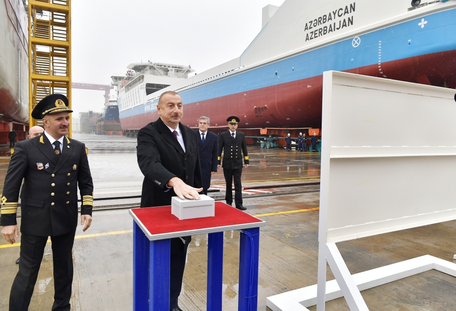 Ilham Aliyev asistió a la ceremonia de entrega del primer buque cisterna construido en los astilleros de Bakú