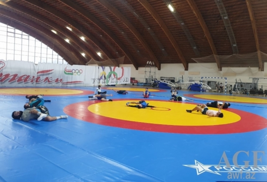 Luchadores azerbaiyanos siguen entrenando en el campo de entrenamiento de Minsk