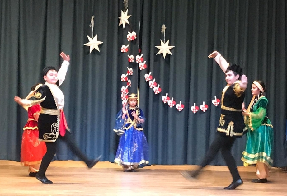 Danzas folclóricas azerbaiyanas se presentan en los festivales infantiles de Estocolmo