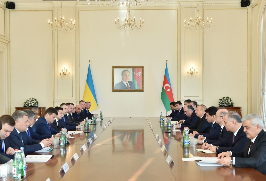 Los presidentes de Azerbaiyán y Ucrania se reúnen en un formato ampliado