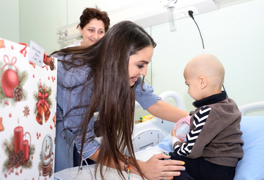 Heydər Əliyev Fondunun vitse-prezidenti Leyla Əliyeva Milli Onkologiya Mərkəzinin Uşaq Klinikasında müalicə alan uşaqları ziyarət edib