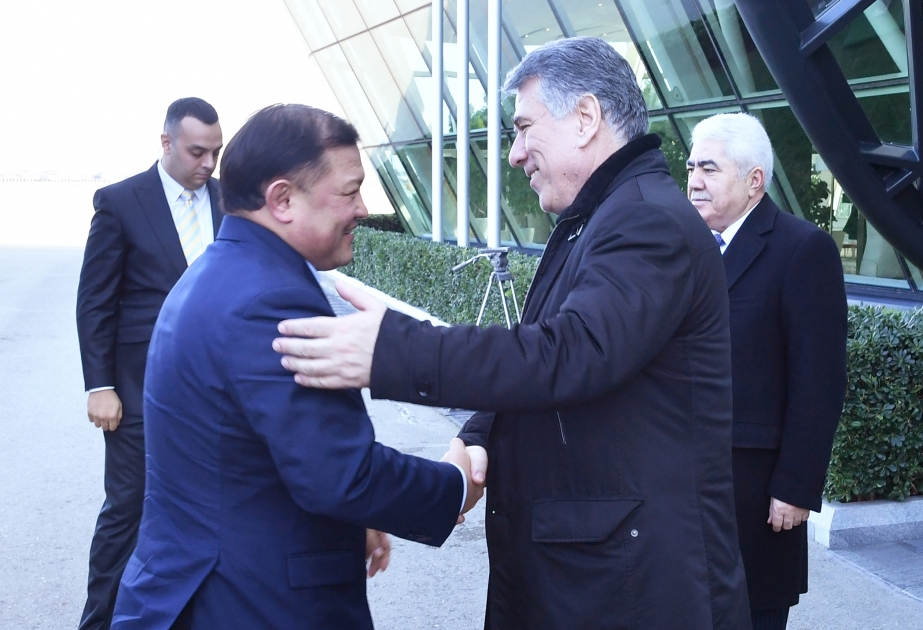 Le président du parlement kirghiz est en visite en Azerbaïdjan