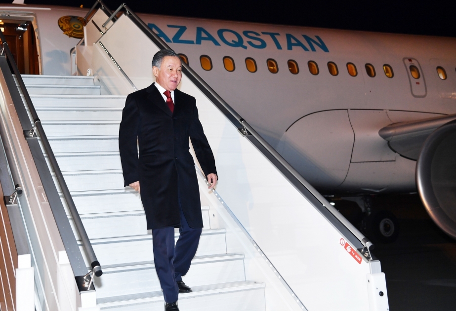 Presidente del parlamento de Kazajstán llegó a Azerbaiyán