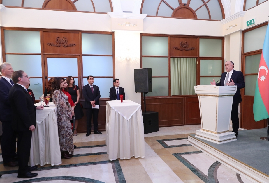 Reunión con los jefes del cuerpo diplomático en Azerbaiyán