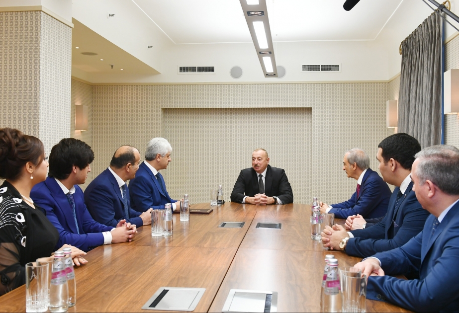Prezident İlham Əliyev Sankt-Peterburqda fəaliyyət göstərən Azərbaycan diaspor təşkilatlarının rəhbərləri ilə görüşüb VİDEO