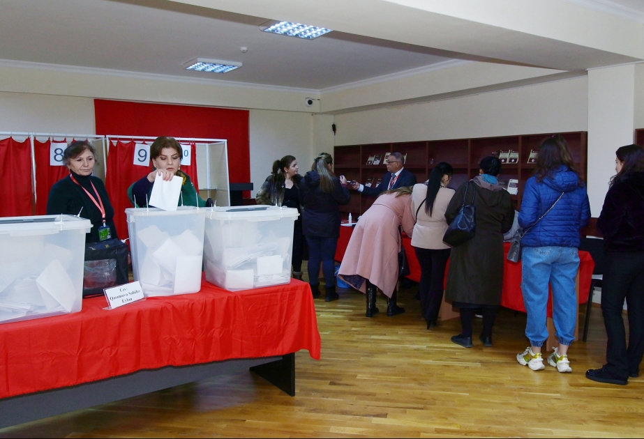 23 saylı Nəsimi-Səbail seçki dairəsinin 22 saylı seçki məntəqəsində vətəndaşlar öz iradələrini sərbəst şəkildə ifadə edirlər