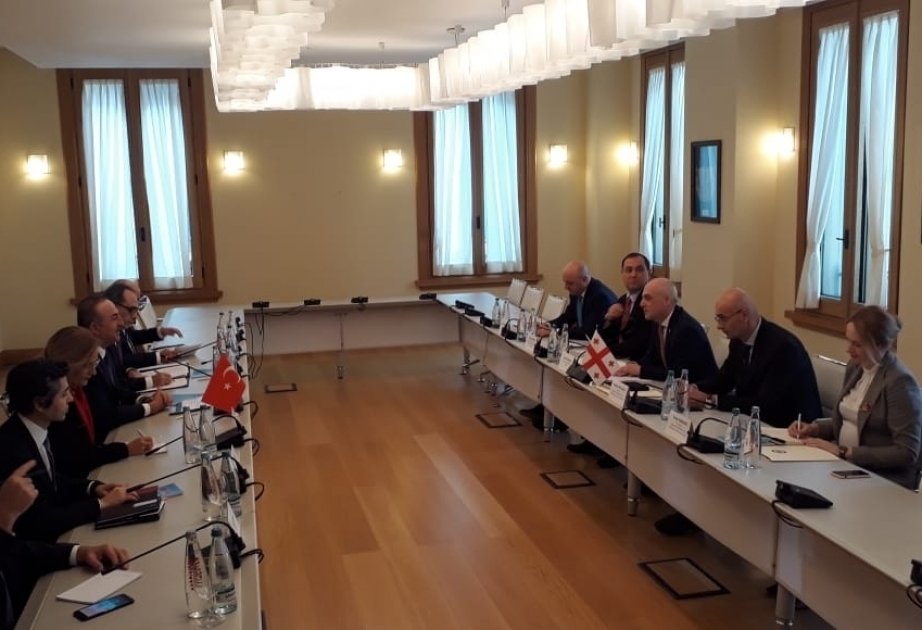 Se reúnen los cancilleres de Azerbaiyán, Georgia y Turquía en Tiflis