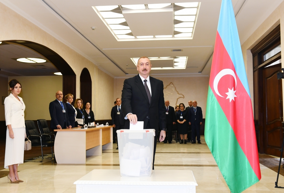 Munizipalitätswahlen: Präsident Ilham Aliyev gibt seine Stimme im Wahllokal Nr.6 ab VIDEO